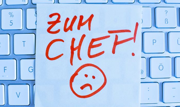 Klare und offene Kommunikation Tastatur mit einem Post-it, Text: Zum Chef